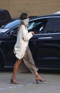 Alessandra Ambrosio feet photo thumbnail