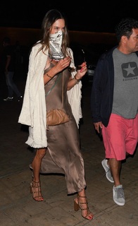 Alessandra Ambrosio feet photo thumbnail