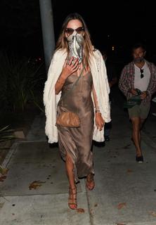 Alessandra Ambrosio feet photo thumbnail