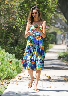 Alessandra Ambrosio feet photo thumbnail