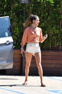 Alessandra Ambrosio feet photo thumbnail