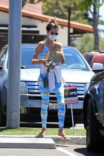 Alessandra Ambrosio feet photo thumbnail