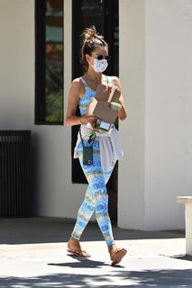 Alessandra Ambrosio feet photo thumbnail