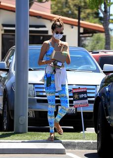 Alessandra Ambrosio feet photo thumbnail