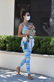 Alessandra Ambrosio feet photo thumbnail