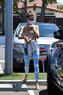 Alessandra Ambrosio feet photo thumbnail