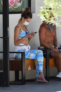 Alessandra Ambrosio feet photo thumbnail