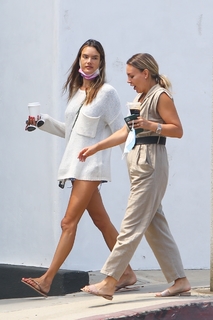 Alessandra Ambrosio feet photo thumbnail