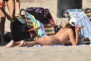 Alessandra Ambrosio feet photo thumbnail