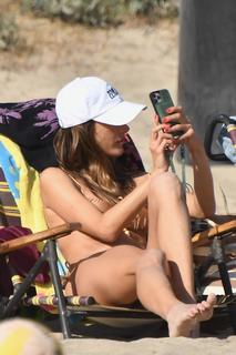 Alessandra Ambrosio feet photo thumbnail