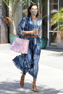 Alessandra Ambrosio feet photo thumbnail