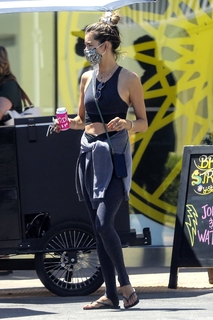Alessandra Ambrosio feet photo thumbnail