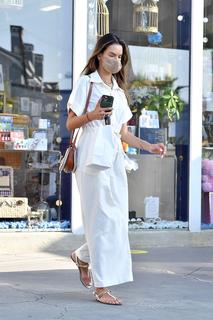 Alessandra Ambrosio feet photo thumbnail