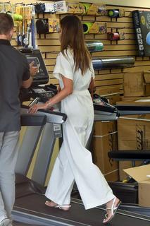 Alessandra Ambrosio feet photo thumbnail