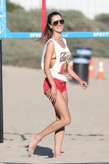 Alessandra Ambrosio feet photo thumbnail