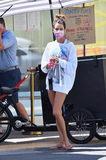 Alessandra Ambrosio feet photo thumbnail