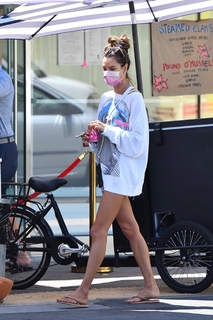 Alessandra Ambrosio feet photo thumbnail