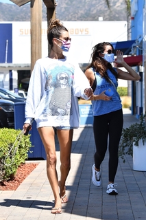Alessandra Ambrosio feet photo thumbnail