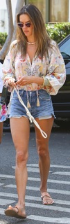 Alessandra Ambrosio feet photo thumbnail