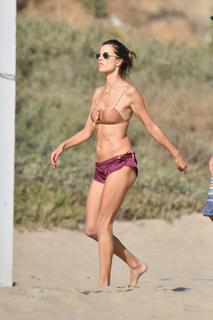 Alessandra Ambrosio feet photo thumbnail