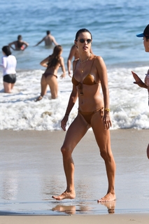 Alessandra Ambrosio feet photo thumbnail
