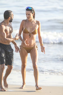 Alessandra Ambrosio feet photo thumbnail