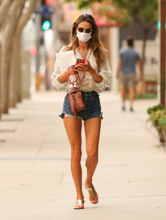 Alessandra Ambrosio feet photo thumbnail
