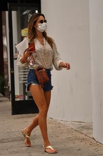 Alessandra Ambrosio feet photo thumbnail