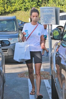 Alessandra Ambrosio feet photo thumbnail