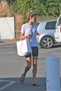 Alessandra Ambrosio feet photo thumbnail