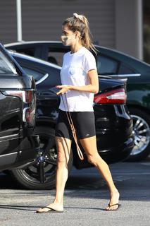Alessandra Ambrosio feet photo thumbnail