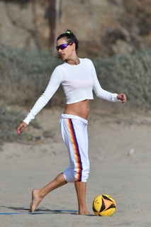 Alessandra Ambrosio feet photo thumbnail