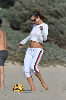 Alessandra Ambrosio feet photo thumbnail