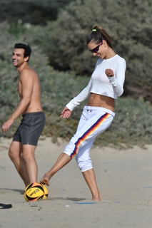 Alessandra Ambrosio feet photo thumbnail