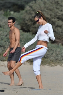 Alessandra Ambrosio feet photo thumbnail
