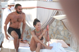 Alessandra Ambrosio feet photo thumbnail