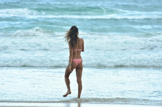 Alessandra Ambrosio feet photo thumbnail