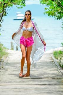 Alessandra Ambrosio feet photo thumbnail