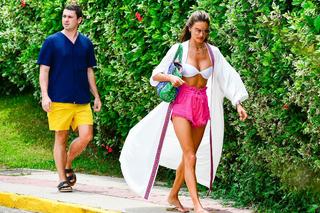 Alessandra Ambrosio feet photo thumbnail