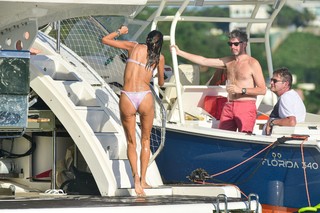 Alessandra Ambrosio feet photo thumbnail