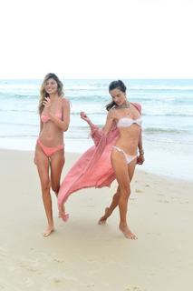 Alessandra Ambrosio feet photo thumbnail