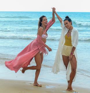 Alessandra Ambrosio feet photo thumbnail