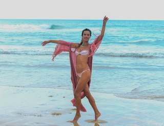 Alessandra Ambrosio feet photo thumbnail