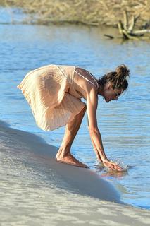 Alessandra Ambrosio feet photo thumbnail
