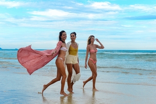Alessandra Ambrosio feet photo thumbnail