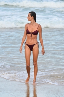 Alessandra Ambrosio feet photo thumbnail