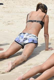Alessandra Ambrosio feet photo thumbnail