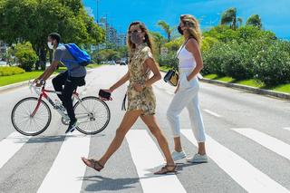 Alessandra Ambrosio feet photo thumbnail