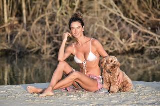 Alessandra Ambrosio feet photo thumbnail