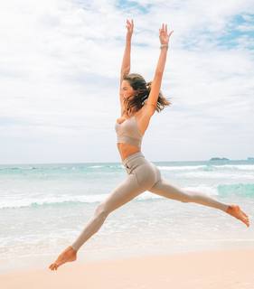 Alessandra Ambrosio feet photo thumbnail